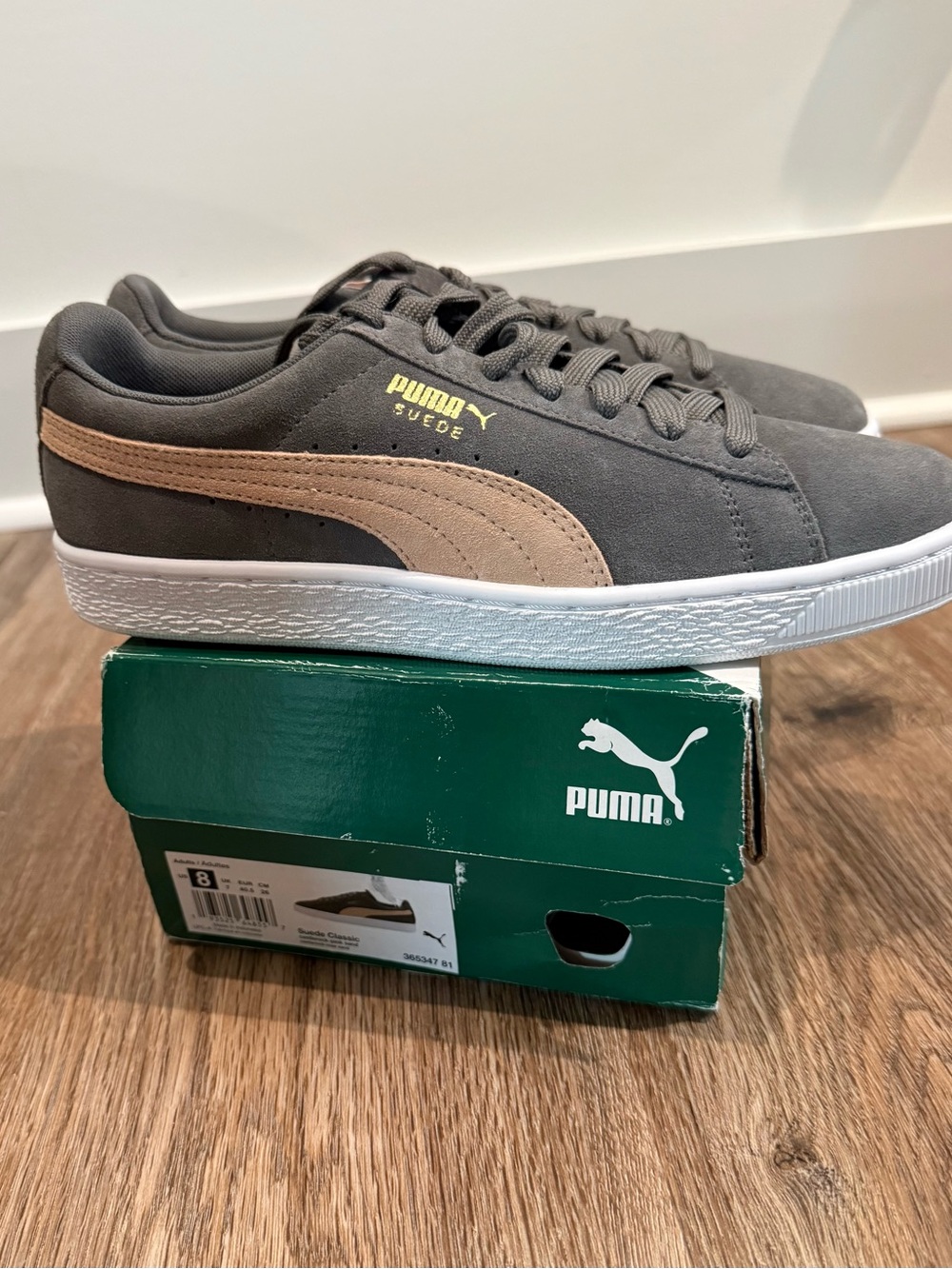 New in box, men’s Puma Classic Suede Mens Casual Sneakers, size 8 or women’s 9.5